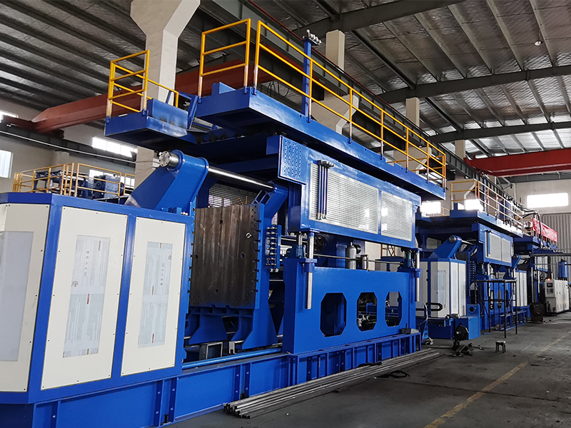 Dominar la eficiencia: las ventajas clave de nuestra máquina de moldeo por soplado de tanques IBC