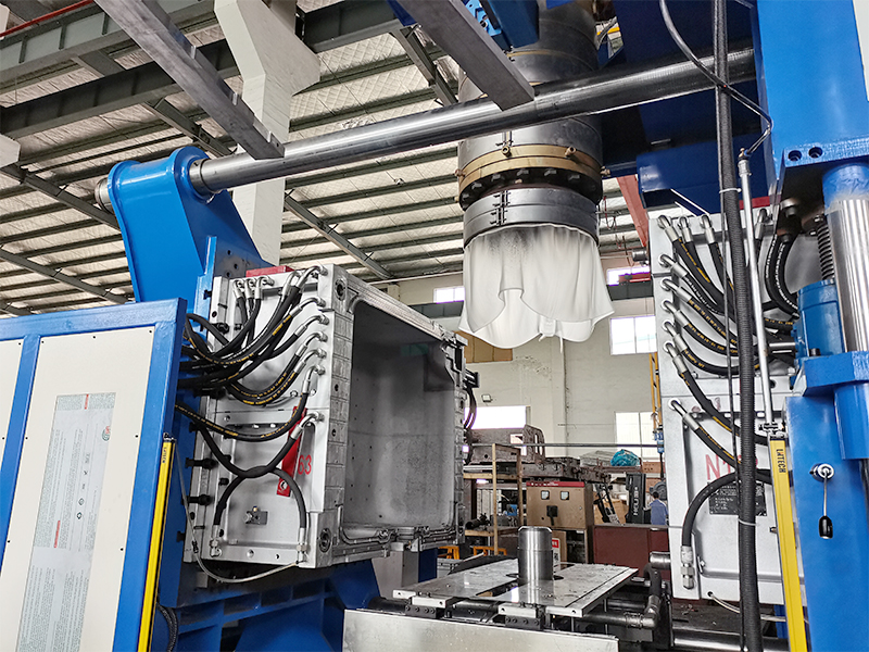 Rendimiento impecable: la clave para el control de calidad en el moldeo por soplado de tanques IBC