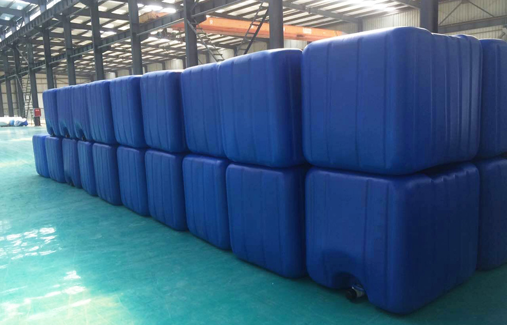 La consistencia del color importa: Eleve su marca con el moldeo por soplado en tanques IBC