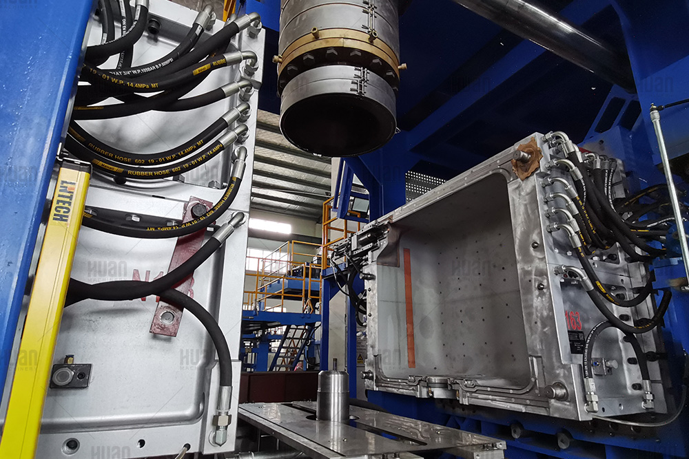 Máquina de moldeo por soplado y extrusión de contenedores de HDPE con tanque IBC de 3 capas