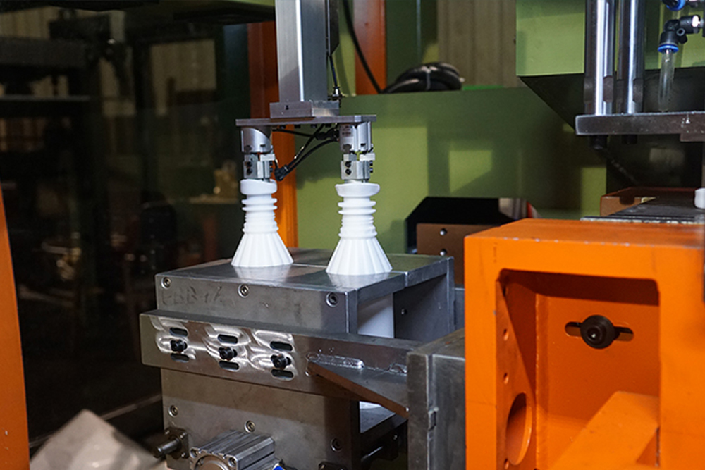 Máquina de moldeo por extrusión y soplado HJS80FD-1T-3P para bidón apilable de 10L