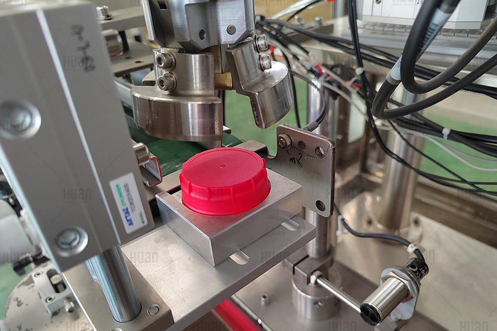 Máquina de tornillo de tapado de seguimiento completamente automático de China para tapas de plástico pp pe pvc tapas de tambor bidón tapa de tarro de hdpe