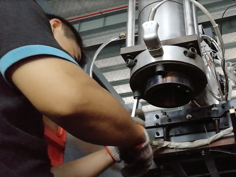 El proceso paso a paso de fabricación de una máquina de moldeo por soplado.