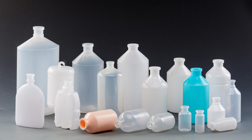 Proceso de producción y procesamiento de botellas de plástico.