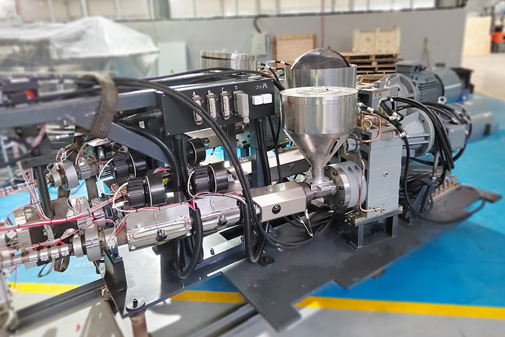 Máquina de moldeo por soplado y extrusión de 4 cabezales de estación doble 80FD para botellas de plástico pe