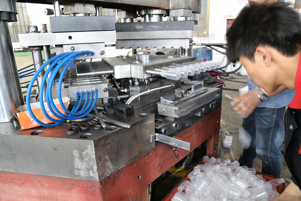 Máquina de moldeo por soplado de inyección de tarro de cosméticos de plástico de China máquina de moldeo por inyección de cubierta de lámpara led