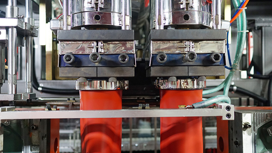 Método de tratamiento del material de desbordamiento en el cabezal de la máquina de moldeo por soplado
