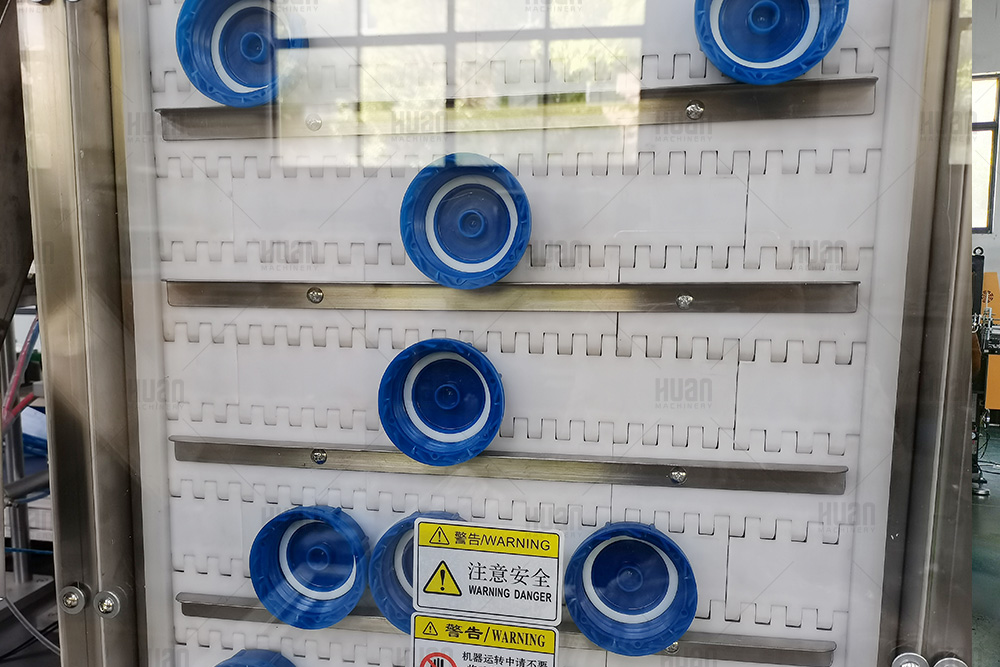 Máquina de tornillo de tapado de seguimiento completamente automático de China para tapas de plástico pp pe pvc tapas de tambor bidón tapa de tarro de hdpe